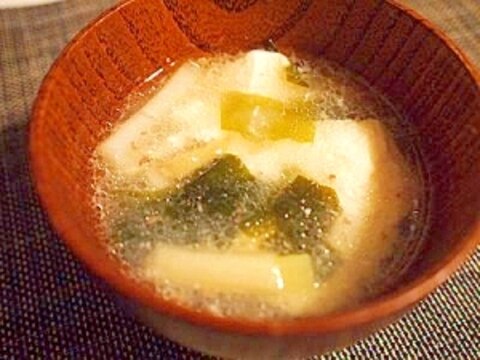 エコ♪　牛すじの煮汁で豆腐とわかめスープ
